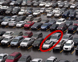 Un parc de stationnement (parking).